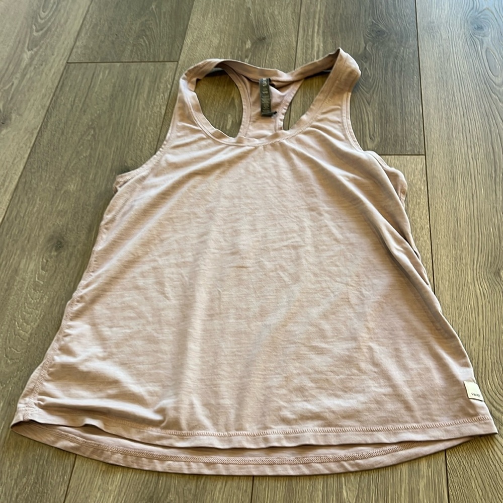 Vuori Racerback Tank Size Large Pink